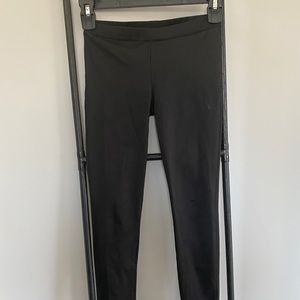 GTM black cropped athletic leggings.